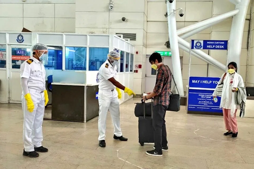 கடந்த சில ஆண்டுகளில் ஆண்களுக்கு நிகராக தங்கக் கடத்தலில் ஈடுபடும் பெண்களின் எண்ணிக்கையும் அதிகரித்துள்ளது. 