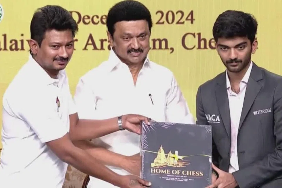 குகேஷுக்கான பாராட்டு விழாவில் முதல்வர் ஸ்டாலின், துணை முதல்வர் உதயநிதி ஸ்டாலின்.