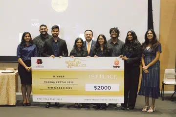 இவ்வாண்டின் ‘வணிக வேட்டை’ போட்டியில் முதல் இடத்தைப் பெற்ற ‘எடுவில்’ குழு.