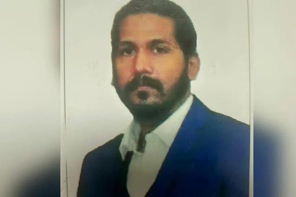 பேங்காக்கிலிருந்து கோல்கத்தாவில் தரையிறங்கியதும்  தமிழகக் காவல்துறையினரால் கைதுசெய்யப்பட்ட ஜனார்த்தனன் சுந்தரம்.