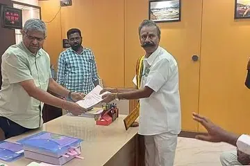  திங்கட்கிழமை காலை மேட்டூர் சட்டமன்றத் தொகுதியில் போட்டியிடுவதற்காக மேட்டூர் வருவாய் கோட்டாட்சியர் அலுவலகத்தில் வேட்புமனுத் தாக்கல் செய்த தேர்தல் மன்னன் பத்மராஜன்.