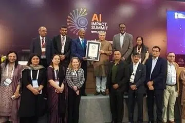 கின்னஸ் சாதனை சான்றிதழுடன் மத்திய அமைச்சர்கள் அஸ்வினி வைஷ்ணவ், ஜெயசங்கர்.