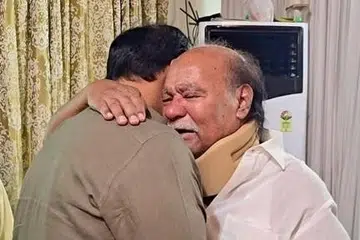 அன்புமணியைக் கண்டதும் கண்ணீர் சிந்திய ராமதாஸ் அவரைக் கட்டித்தழுவினார். அன்புமணியும் கண் கலங்கினார்.
