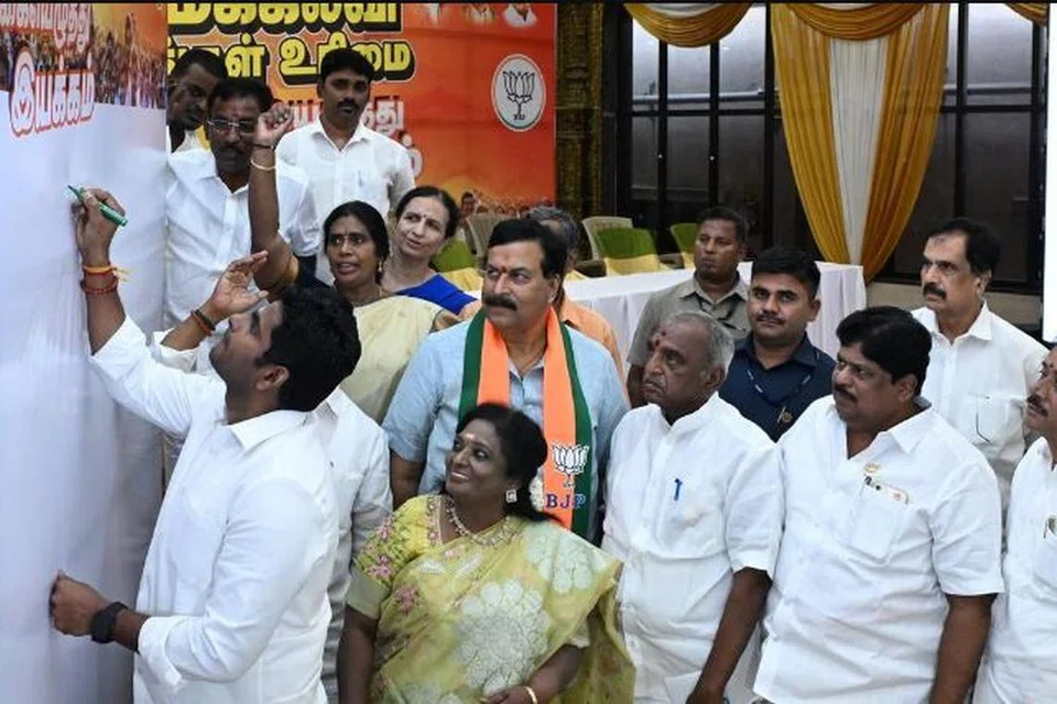 தமிழகம் முழுவதும் பல இடங்களில் மும்மொழிக் கொள்கைக்கு ஆதரவு தெரிவிக்கும் வகையில் கையெழுத்து இயக்கத்தை நடத்திய பாரதிய ஜனதா கட்சி. சென்னையில், காவல்துறையிடம் அனுமதி பெறாமல் கையெழுத்து இயக்கம் நடத்த முயற்சி செய்ததாக பாஜகவின் தமிழிசை சௌந்தரராஜன் கைது செய்யப்பட்டார்.
