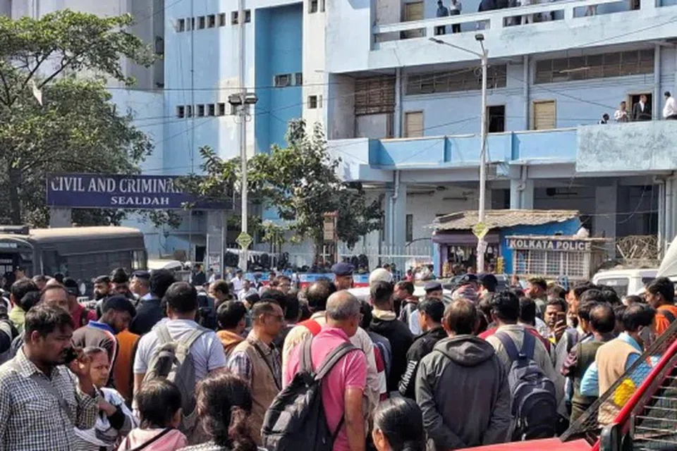 வழக்கின் தீர்ப்பை அறிய கோல்கத்தா சியால்தா நீதிமன்றத்திற்குமுன் திரண்டிருந்த கூட்டம்.