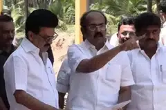 கீழடி அருங்காட்சியகத்தில் காட்சிக்கு வைக்கப்பட்டுள்ள தொல்பொருள்கள் குறித்து முதல்வர் ஸ்டாலினிடம் விளக்கம் அளிக்கப்படுகிறது. 