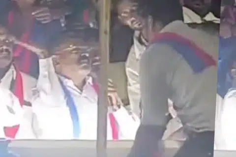 ரகளையில் ஈடுபட்ட தொண்டரின் கன்னத்தில் திருமாவளவன் அறைந்த காட்சி.