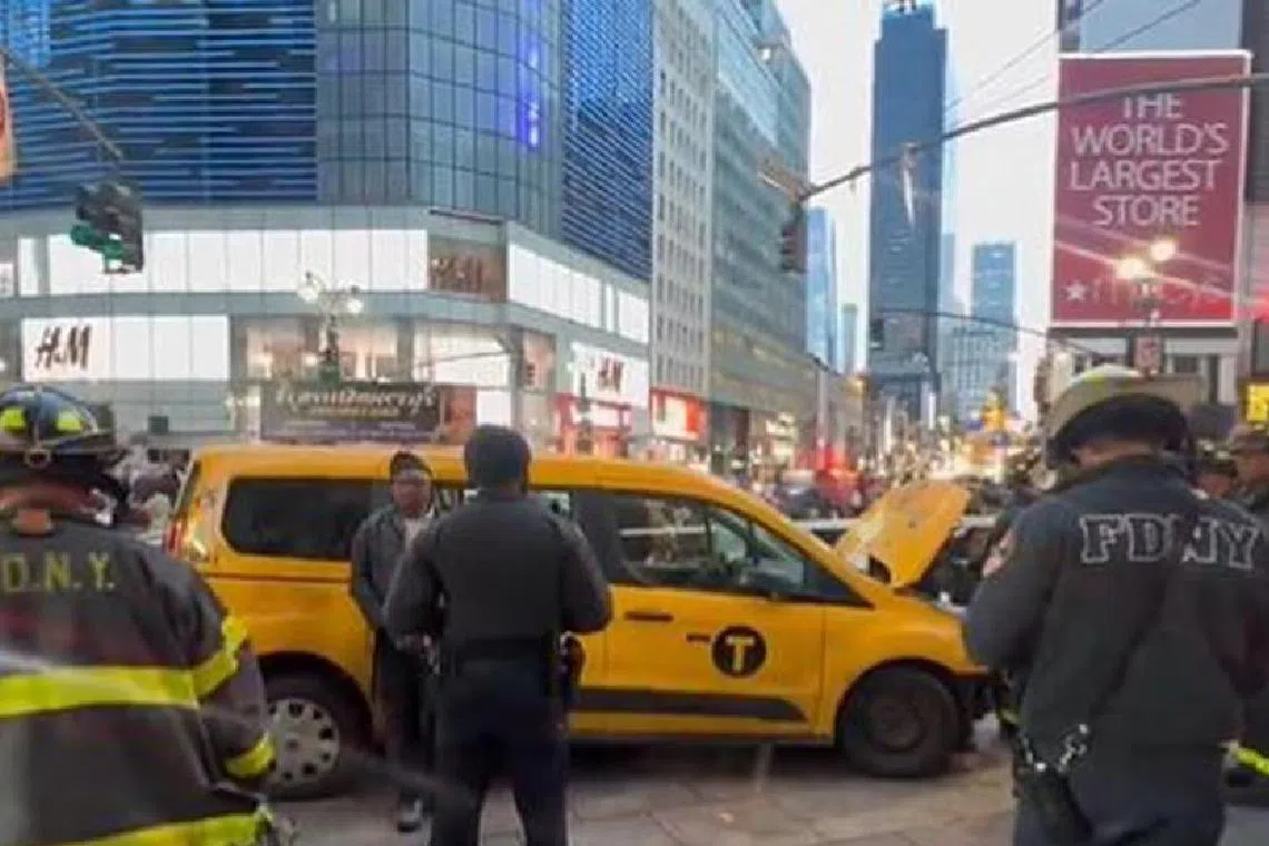 நடைபாதையில் விரைந்த டாக்சி; ஏழு பேர் காயம்