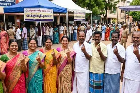 தேர்தல் செலவுகள் போக, திமுகவின் வங்கிக் கணக்கில் ரூ319.39 கோடியும், அதிமுகவின் வங்கிக் கணக்கில் ரூ.295.98 கோடியும் இருப்பு உள்ளதாகக் கூறப்பட்டுள்ளது.