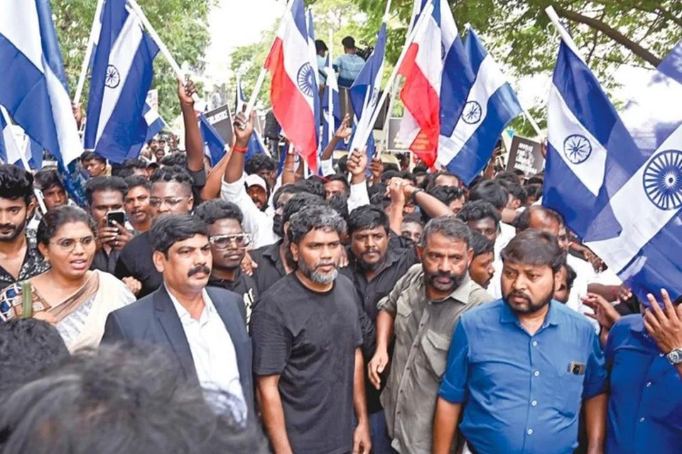 ஆம்ஸ்ட்ராங் படுகொலைக்கு நீதி கேட்டு நீலம் பண்பாட்டு மையம் சார்பில் எழும்பூரில் சனிக்கிழமை நடைபெற்ற பேரணியில் திரைப்பட இயக்குநர் பா.ரஞ்சித், தமிழகத் தலைவர்கள் உள்ளிட்ட ஏராளமானோர் கலந்து கொண்டனர்.