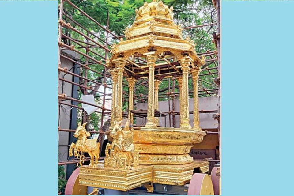 காஞ்சிபுரத்தில் தயாரிக்கப்பட்ட, நான்கு டன் எடையுடன் கூடிய, தங்க முலாம் பூசப்பட்ட தேர் அமெரிக்காவின் சியாட்டல் நகரில் கட்டப்படும் கோயிலுக்குச் செல்கிறது.