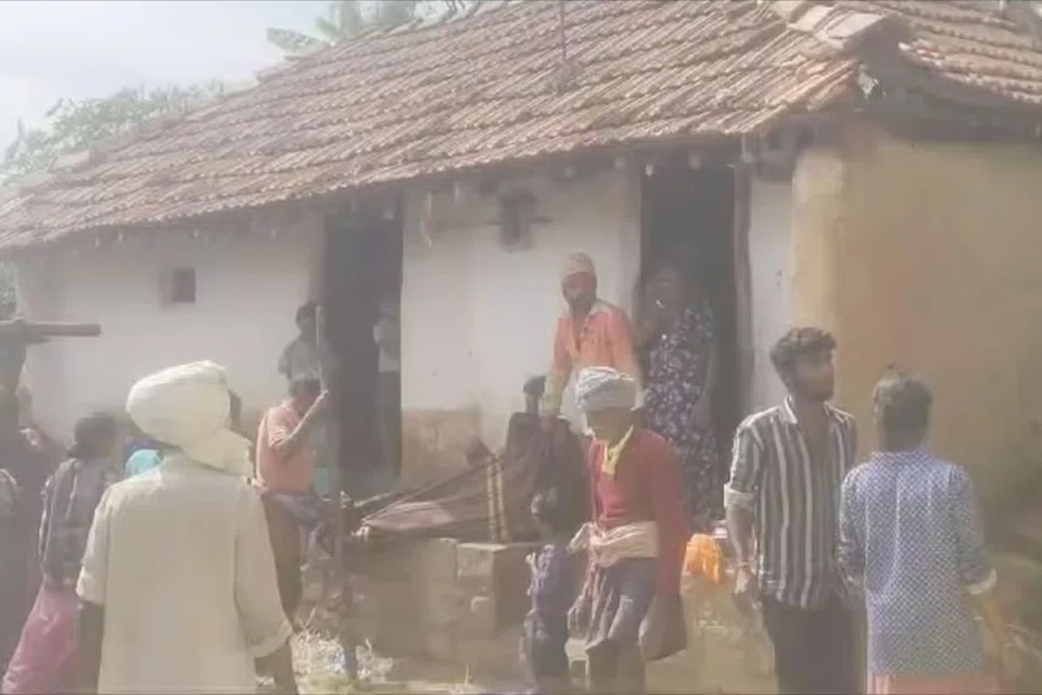 அலங்கட்டு கிராமத்தில் பாம்பு கடித்த சிறுமியை போர்வையை வைத்து டோலி கட்டி எடுத்துச் செல்லும் கிராம மக்கள்.