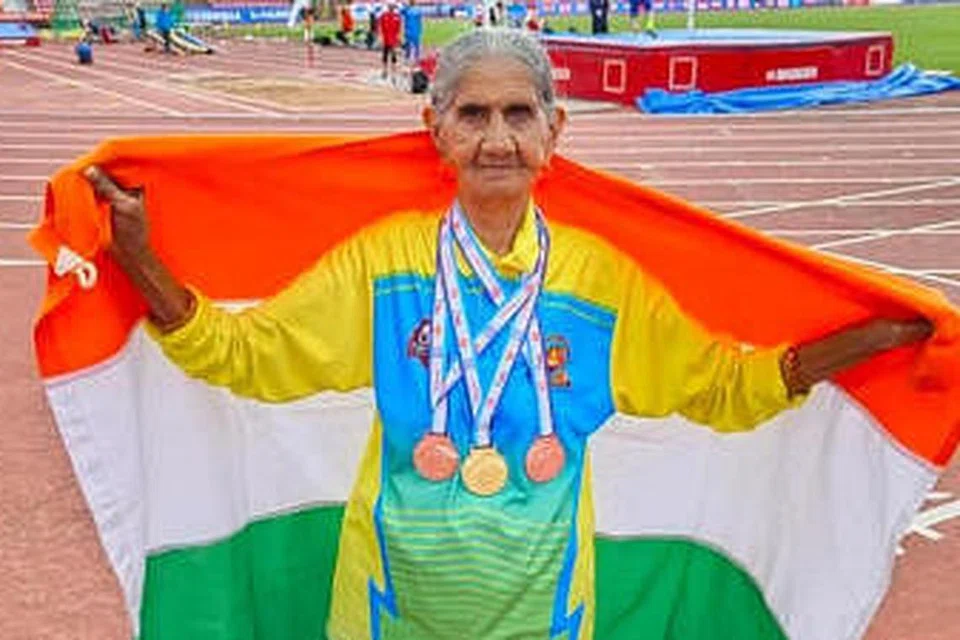இந்தியாவை சேர்ந்த 95 வயது பகவானி தேவி மூன்று தங்கப் பதக்கங்கள் வென்று முத்திரை பதித்துள்ளார். படம்: இந்திய ஊடகம்
