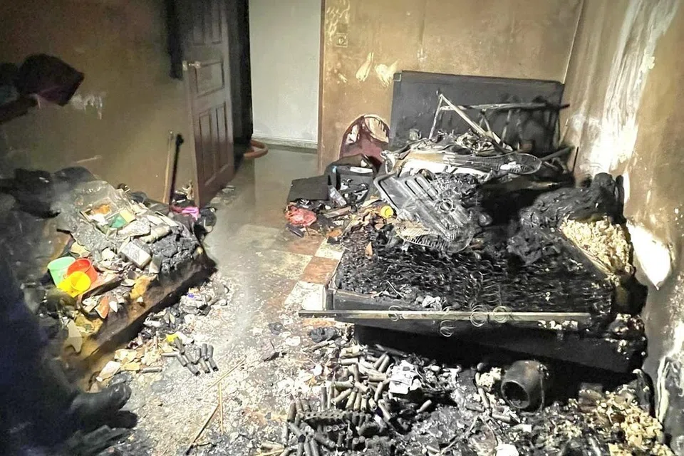 வீட்டின் படுக்கையறையில் தீ மூண்டது.