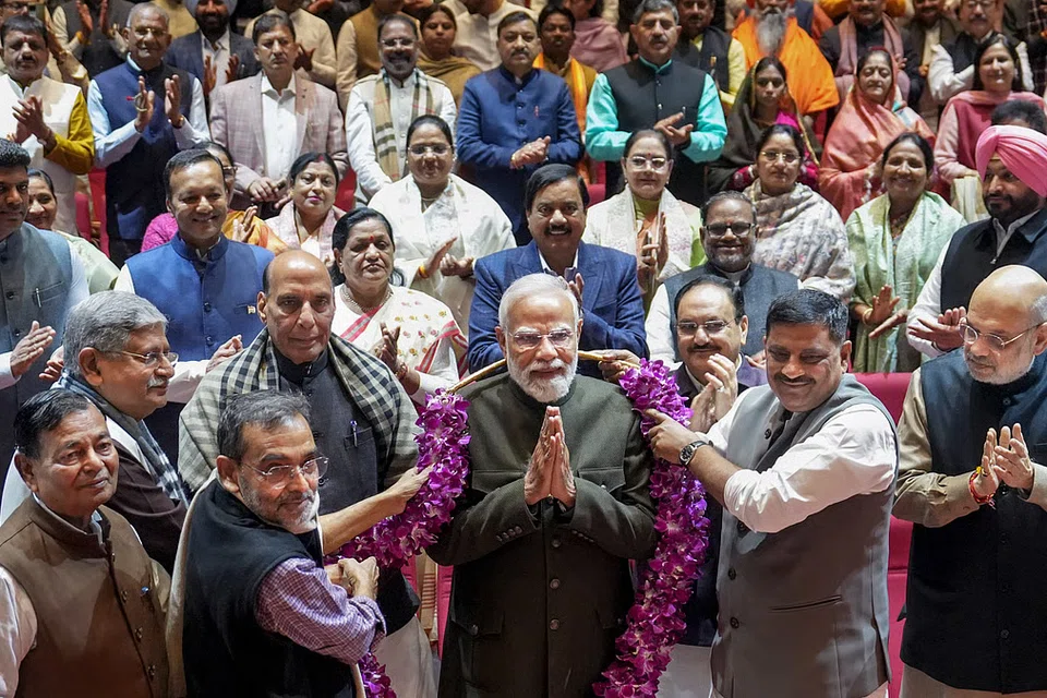 என்டிஏ எம்.பி.க்கள் கூட்டத்தில் மோடிக்கு மாலை அணிவித்தனர்.