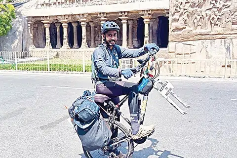 மாமல்லபுரம் நகர்ப் பகுதிகளில் ஒற்றைச்சக்கர மிதிவண்டியை ஓட்டிச்சென்று, போதைப்பொருள் ஒழிப்பு குறித்த விழிப்புணர்வுத் துண்டுப்பிரசுரங்களைப் பொதுமக்களுக்கும் சுற்றுலாப் பயணிகளுக்கும் சனீத் விநியோகித்தார்.