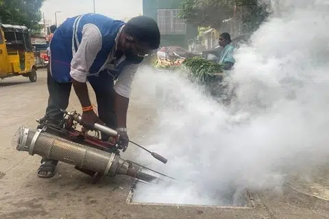 கடந்த ஆண்டுகளில் இயந்திரத் தெளிப்பான், சிறு சரக்கு வாகனங்களில் ‘மோட்டார் பம்ப்’, ஆளில்லா வானூர்திகள் மூலம் மருந்து தெளித்தல் ஆகிய நடைமுறைகள் பின்பற்றப்பட்டன.