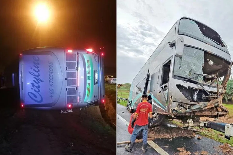 கூலாய் அருகே நெடுஞ்சாலையில் புதன்கிழமை விடியற்காலை விபத்தில் சிக்கிய பேருந்து.