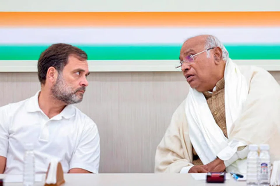 காங்கிரஸ் கட்சியின் தலைவர் மல்லிகார்ஜுன கார்கேயுடன் அக்கட்சியின் மூத்த தலைவர் ராகுல் காந்தி.