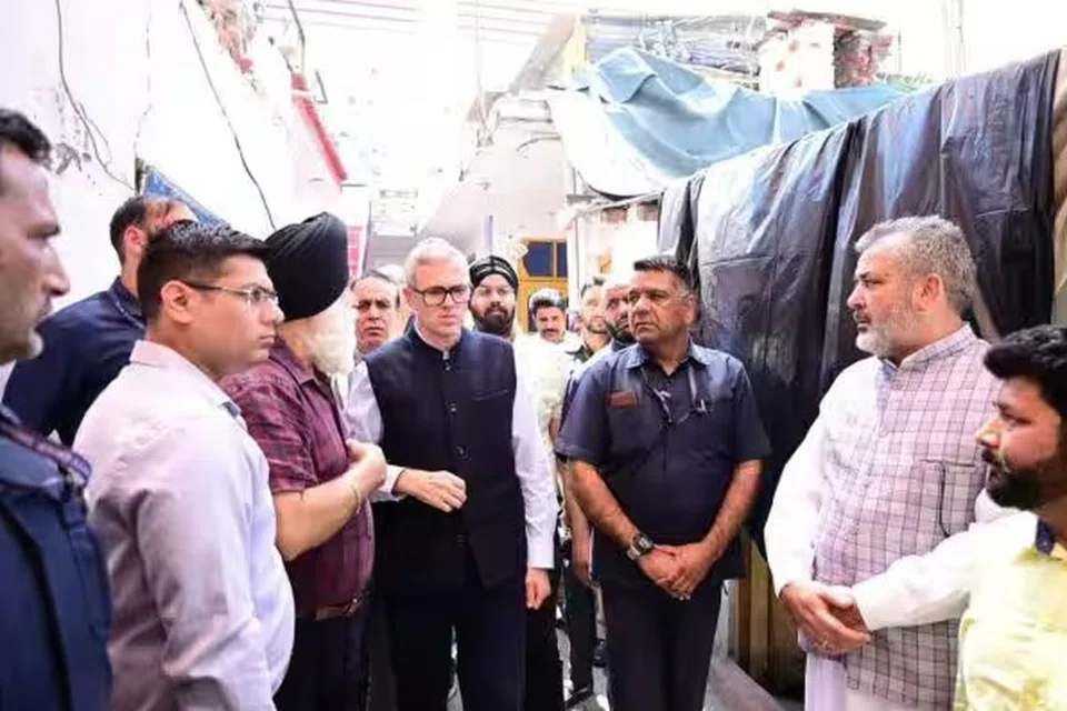 பாகிஸ்தான் தாக்குதலில் உயிரிழந்த குடும்பத்தினரைச் சந்தித்து ஆறுதல் கூறிய காஷ்மீர் முதல்வர் உமர் அப்துல்லா.