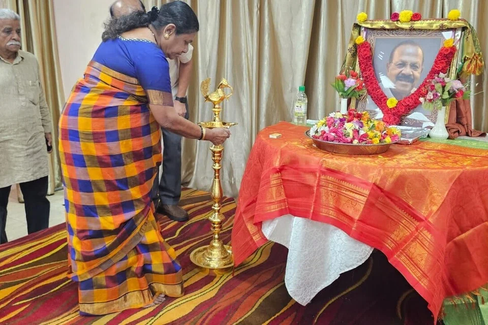 கூட்டத்தின் தொடக்கத்தில் திருவாட்டி சகுந்தலா போப் ராஜூ குத்துவிளக்கேற்றினார்.