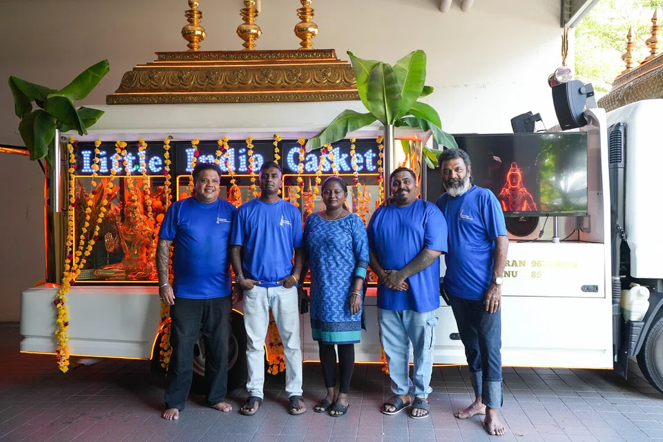 லிட்டில் இந்தியா ஈமச்சடங்கு சேவை நிறுவனத்தை நடத்தி வரும் சகோதரர்கள் ஸ்ரீ விஷ்ணு சந்திரன் (இடமிருந்து இரண்டாவது), கலைவாணி சந்திரன் (நடுவில்).