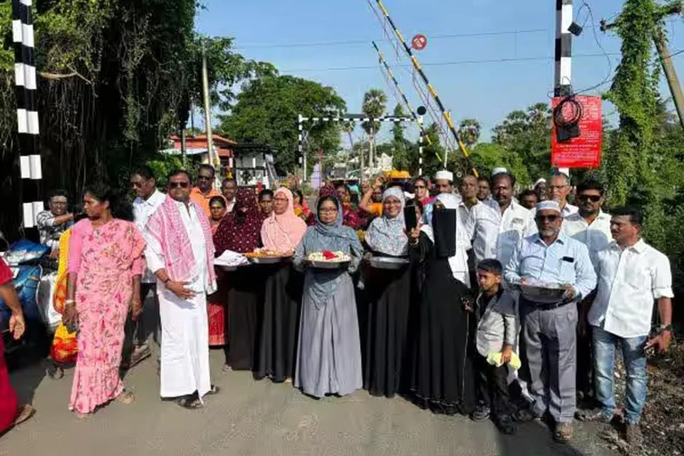 200க்கும் மேற்பட்ட முஸ்லிம் மக்கள் சீர் வரிசையுடன் குடமுழுக்கு விழாவில் கலந்துகொள்ள செல்கின்றனர். 