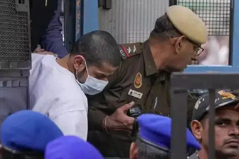 அமெரிக்காவில் இருந்து இந்தியாவுக்குக் கொண்டுவரப்பட்ட குண்டர் கும்பல் தலைவன் அன்மோல் பிஷ்னோய். 