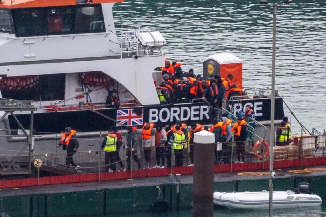 கள்ளக் குடியேற்றத்திற்கு உதவும் குழுக்களை ஒடுக்கும் பிரிட்டன்