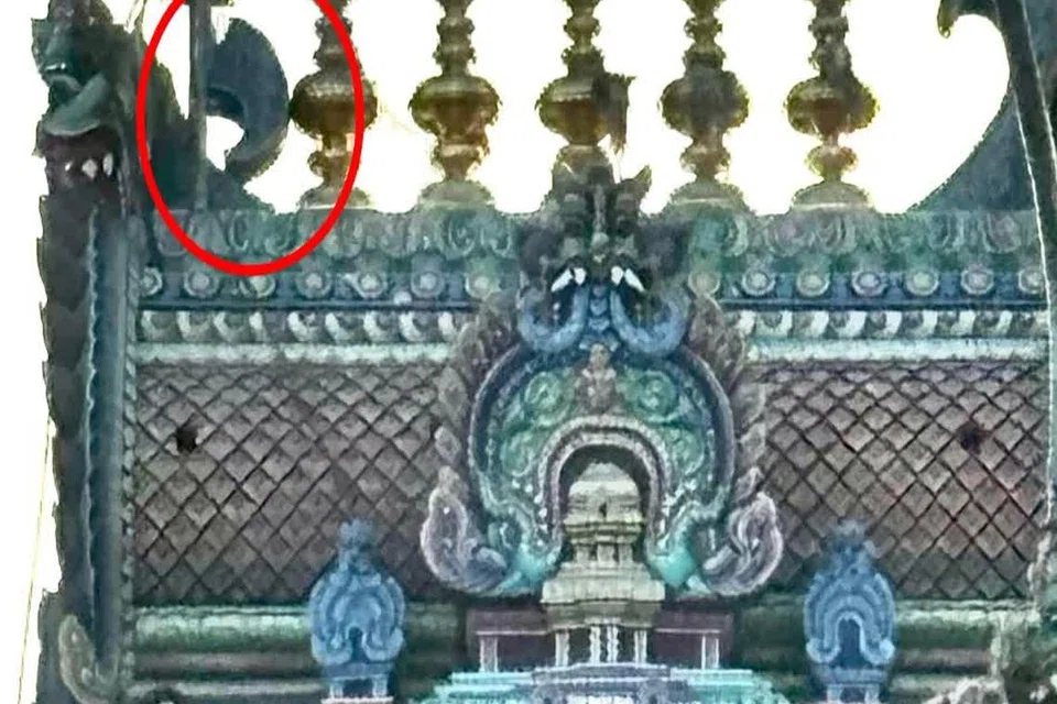 சேதமடைந்துள்ள ராஜகோபுரம்.