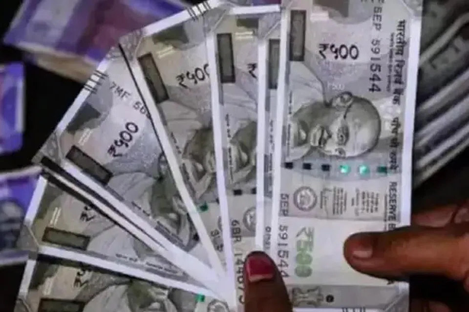 அரசு ஊழியர்களுக்கு அதிகரித்தது ஊதியம்
