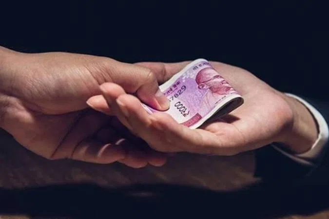 லண்டனிலிருந்து முதல்வரின் தனிப்பிரிவுக்கு வந்த லஞ்சப் புகார்