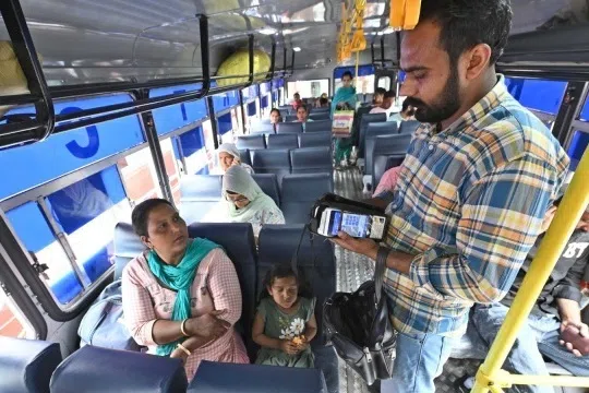 இந்தியாவில் 9 விழுக்காட்டினர் மட்டுமே பேருந்து, ரயில்களில் பயணம்