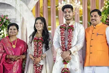 மணமக்கள் அபிமன்யு யாதவ், இஷிடா யாதவுடன் மத்தியப் பிரதேச முதல்வர் மோகன் யாதவ்.