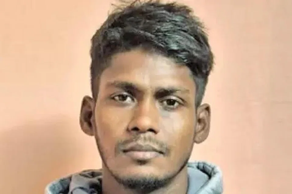 கோல்கத்தா விமான நிலையத்தில் சங்கர் சர்கார் கைது செய்யப்பட்டார்.