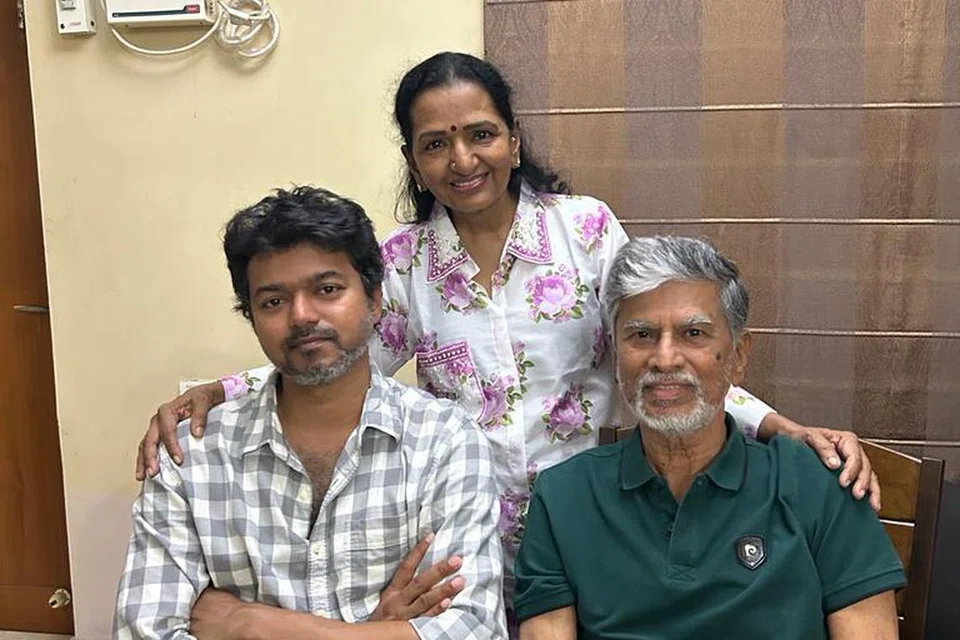 அமெரிக்காவில் இருந்து விஜய் செவ்வாய்க்கிழமை  சென்னை திரும்பினார். உடல்நலம் சரியில்லாத தனது தந்தை எஸ்.ஏ.சந்திரசேகரை நேரில் சென்று அவர் நலம் விசாரித்தார். 