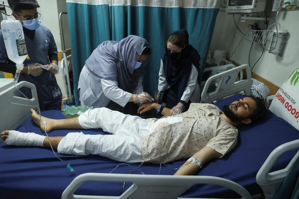 பாகிஸ்தானுக்கும் ஆப்கானிஸ்தானுக்கும் இடையே நடந்து வரும் தாக்குதலில் காயமடைந்த திரு ஹமீட் நவாஸ் பாகிஸ்தானின் பெஷாவர் நகரில் மருத்துவ சிகிச்சை பெறுகிறார்.