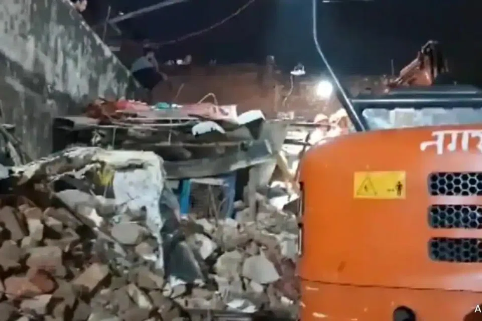 மழை பெய்யும் வேளையில் மீட்புப் பணிகள் தொடர்கின்றன.