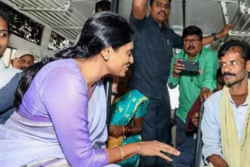 ஆந்திர மாநில காங்கிரஸ் கட்சித் தலைவர் ஒய்.எஸ்.ஷர்மிளா, ஆந்திராவின் ஸ்ரீகாகுளம் மாவட்டத்தில் பொதுப் போக்குவரத்துப் பேருந்தில் பயணி ஒருவரிடம் உரையாற்றுகிறார்.