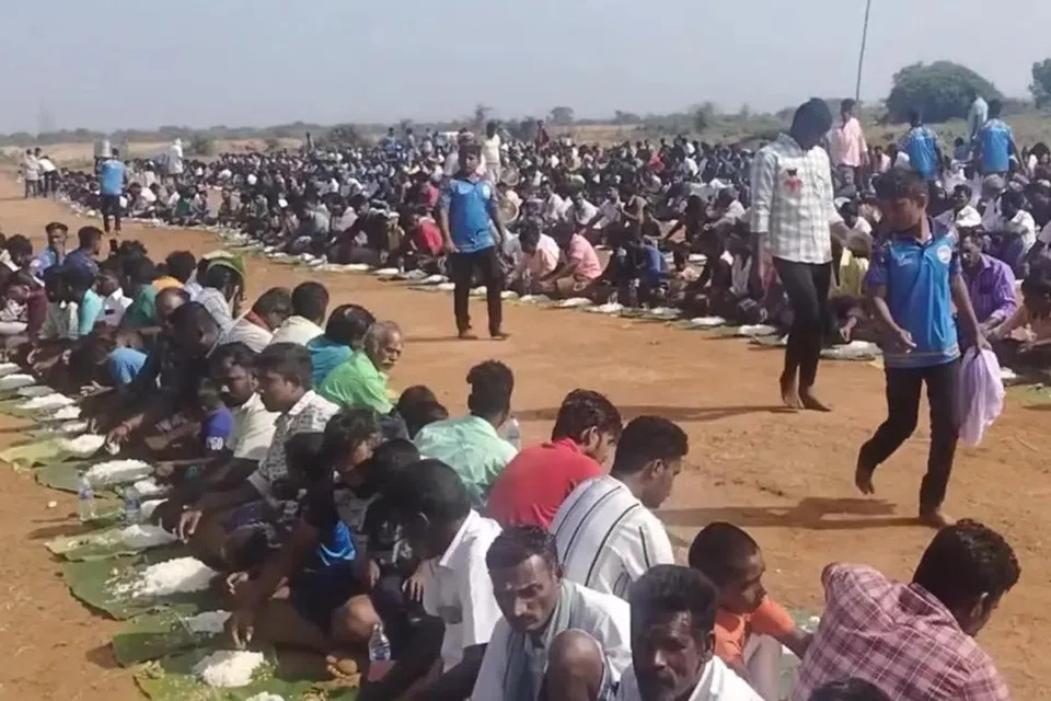 பத்தாயிரம் பேருக்குமேல் கறிவிருந்து படைக்கப்பட்டது.