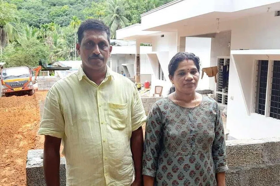 தம் மனைவி ஷீனாவுடன் திரு சுந்தரன்.