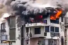 குடியிருப்பின் எட்டு, ஒன்பதாம் மாடிகளில் தீப்பிடித்தது.