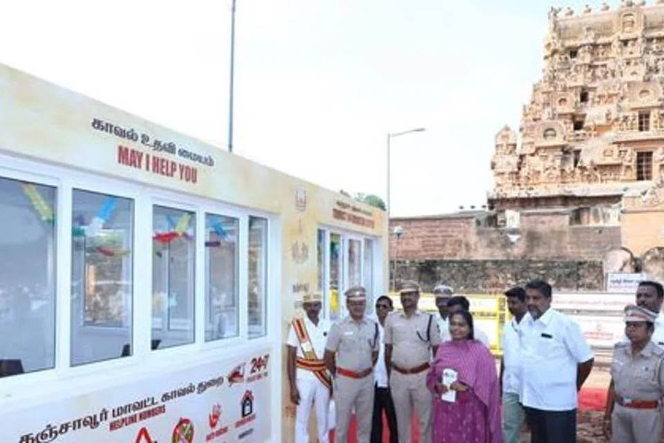 தஞ்சாவூா் பெரியகோயில் வாசலில் அமைக்கப்பட்டுள்ள காவல் உதவி மையம், சுற்றுலா தகவல் மையத்தைத் திறந்துவைத்து பாா்வையிட்ட மாவட்ட ஆட்சியா் பா. பிரியங்கா பங்கஜம்.