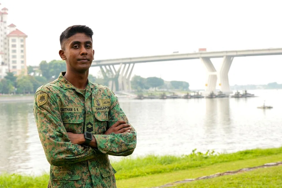 நான்கு கனரக பீரங்கிகளைச் சுமக்கும் ‘எம்3ஜி’ மிதவைப் பாலத்தை இயக்கும் முதலாம் சார்ஜண்ட் கெளதம் செந்தில் குமரன்.