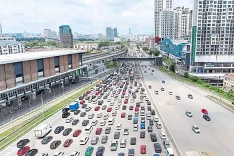 கோலாலம்பூரை விட்டு வெளியேறும் மக்களால் சுங்கச் சாவடிகளில் போக்குவரத்து நெரிசல் ஏற்பட்டன.