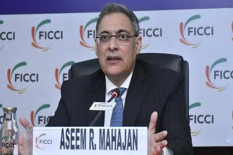 சோஹார் நகரில் நடந்த தாக்குதலில் இந்தியர் இருவர் கொல்லப்பட்டதை வெளியுறவு அமைச்சின் (வளைகுடா) இணைச் செயலாளர் அசீம் மகாஜன் உறுதிப்படுத்தினார்.