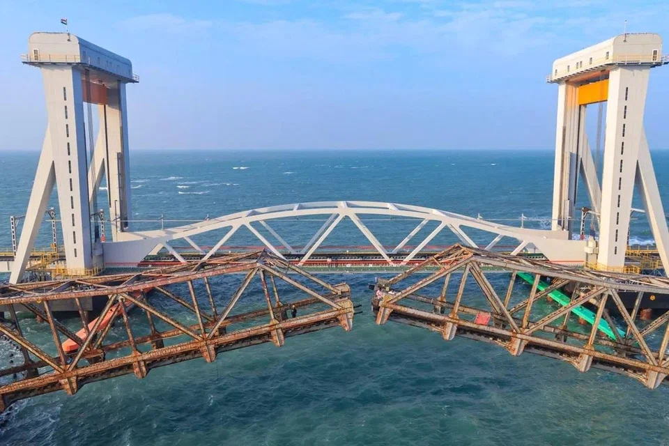 கடைசியாக, ஜனவரி 20ஆம் தேதி ஆங்கிலேயர் அமைத்த ரயில் பாலம் மற்றும் புதிய செங்குத்து தூக்குப் பாலம் ஆகிய இரண்டு பாலங்களும் ஒன்றாக திறக்கப்பட்டன.
