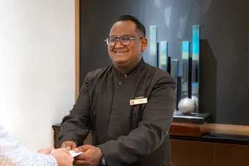 எம் ஹோட்டல் சிங்கப்பூர் சிட்டி சென்டரில் தங்குவோரின் உடைமைகளைத் தூக்க உதவும் ஊழியராகப் பணிபுரியும் ரூபேந்தரன் சில்வராஜன், 34.