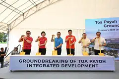 கலாசார, சமூக, இளையர்துறை அமைச்சர் எட்வின் டோங், போக்குவரத்து அமைச்சர் சீ ஹொங் டாட், கல்வி, மனிதவளத் துணை அமைச்சர் கான் சியாவ் ஹுவாங், ஸ்போர்ட்எஸ்ஜி தலைவர் ஏலன் கோ (இடக்கோடி), பீ‌‌‌ஷான் - தோ பாயோ அடித்தளத் தலைவர்கள் சோங் கீ ஹியோங், சக்தியாண்டி சுபாட் ஆகியோர் கட்டுமானப் பணிகளைத் தொடங்கிவைத்தனர்.