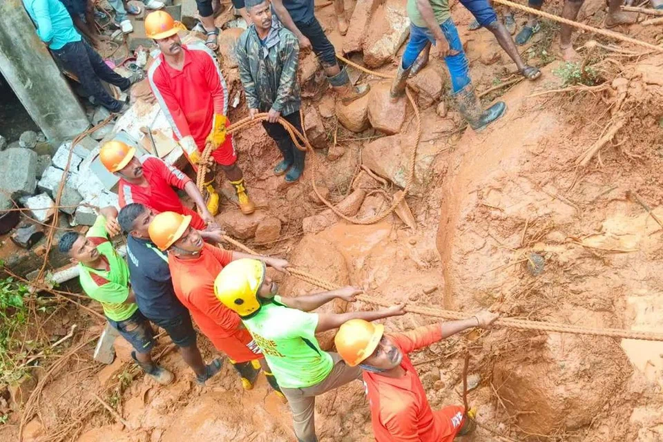 திருவண்ணாமலையில் நிலச்சரிவால் மண்ணில் புதையுண்ட ஏழு பேரை மீட்கும் முயற்சி தீவிரப்படுத்தப்பட்டுள்ளது.